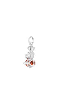 Encanto de plata con diseño de oso de peluche y acentos en cristal naranja. Textura suave con un acabado pulido y un lazo para el attachment.