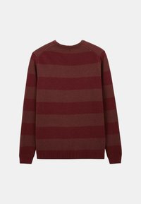 Pull à manches longues avec de larges rayures horizontales bourgogne et rouge foncé, avec des poignets côtelés, un ourlet côtelé et un col rond, présenté de dos.