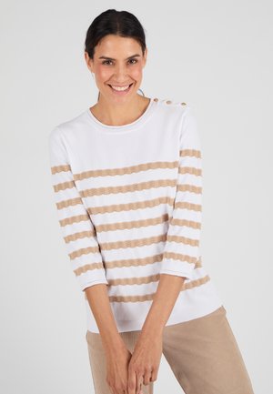 Suéter blanco con rayas horizontales de color beige claro y patrones texturizados. Presenta un cuello redondo y mangas de tres cuartos con detalles de botones.