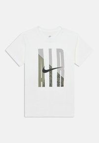 Λευκό μπλουζάκι Nike κοντομάνικο με έντονο κείμενο "AIR" και μαύρο λογότυπο Nike swoosh στο κέντρο, με ριγέ και εμπνευσμένα μοτίβα.