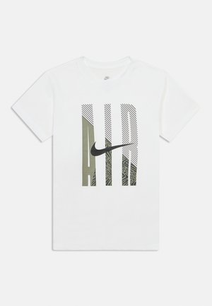 Bela kratka majica s kratkimi rokavi Nike z drzno besedo "AIR" in črnim logotipom Nike swoosh na sredini, ki ima črtaste in vzorčaste izpolnitve.