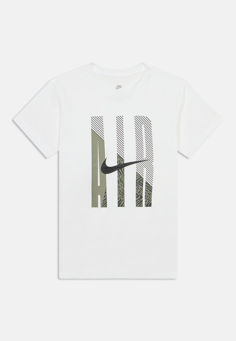 T-shirt Nike de manga curta branca com a palavra "AIR" em grande destaque e o logótipo swoosh da Nike em preto ao centro, apresentando enchimentos listrados e padrões.