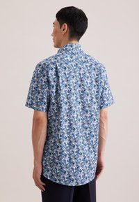 Korte mouwen overhemd in lichtgewicht stof met een blauw-wit abstract patroon, een klassieke kraag en een ontspannen pasvorm.