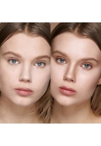 Zwei Nahaufnahmen nebeneinander von einem Modell mit heller Haut und blauen Augen. Links ist die natürliche Hautstruktur zu sehen; rechts hat die Haut ein glattes, leuchtendes Finish.