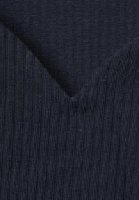 Tessuto lavorato a maglia blu navy con una fine texture a coste e dettagli a cucitura a V, caratterizzato da una finitura liscia e un colore uniforme.