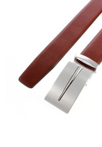 Brauner Ledergurt mit einer schlanken silbernen Metallschnalle, die ein lineares Akzentmuster aufweist und eine glatte Textur sowie rechteckige Form präsentiert.