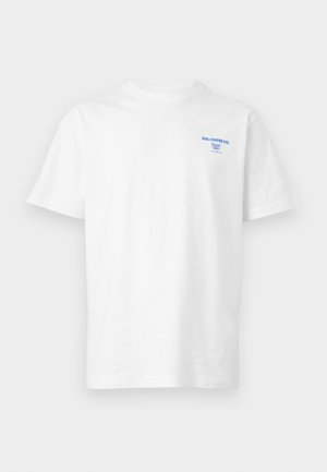 Λευκό κοντομάνικο T-shirt με στρογγυλή λαιμόκοψη και μικρό μπλε κείμενο "SOL COFFEE CO." με λογότυπο στο αριστερό πάνω μέρος του στήθους.