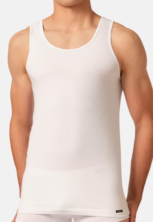 Weißes Tanktop aus glattem Stoff, mit Rundhalsausschnitt und breiten Trägern. Auffälliges Markenetikett an der unteren linken Seite.