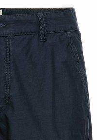Navyblaue Chinos aus strukturiertem Stoff. Mit Gürtelschlaufen, Fronttaschen und Kontrastnähten entlang der Nähte.
