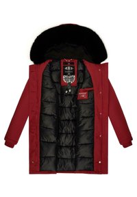 Manteau d'hiver rouge avec doublure matelassée noire, capuche bordée de fourrure noire et étiquettes de marque intérieures visibles.