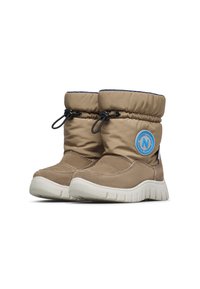 Une paire de bottes d'hiver beiges avec un upper rembourré, des fermetures à cordon noir, un logo circulaire bleu et des semelles blanches texturées.