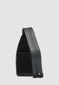 Bolso bandolera gris con un frente de nylon texturizado, correas de cuero suaves y un bolsillo con cremallera en el lateral para mayor comodidad de almacenamiento.