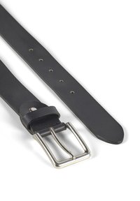 Zwarte leren riem met een zilveren metalen gesp, voorzien van een gladde textuur, drie verstelbare gaten en een taps toelopend uiteinde.