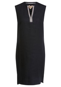 Zwarte mouwloze jurk met een v-halslijn, voorzien van decoratieve stiksels op de knopenlijst, zijsplitsen en een linnenachtige textuur.