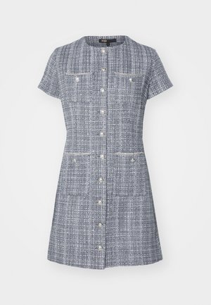 Knopfleistenkleid aus strukturiertem blau-weißem Stoff. Verfügt über kurze Ärmel, zwei Brusttaschen und einen geraden Saum.