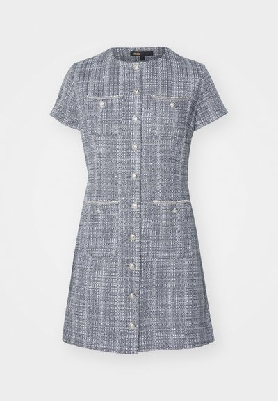 Vestido de frente abotonado hecho de una tela texturizada blanca y azul. Presenta mangas cortas, dos bolsillos en el pecho y un dobladillo recto.