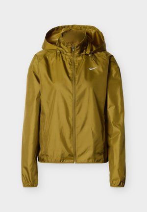 Veste légère vert olive avec capuche, fermeture éclair frontale complète, poignets élastiques et logo blanc sur la poitrine gauche. Texture lisse et brillante.