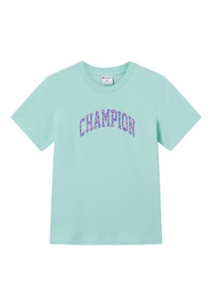 Lichtblauw T-shirt met korte mouwen en ronde hals, met de tekst "CHAMPION" in een paarse en roze mozaïekpatroon over de borst.