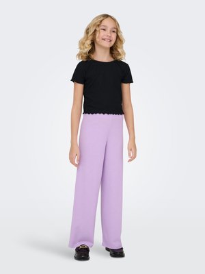 Black ribbed short-sleeve top with scalloped hem; light purple wide-leg pants with textured fabric; black shoes. Simple, casual outfit.