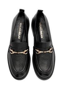 Czarne mokasyny z teksturowanej skóry, z złotymi łańcuchami na froncie. Okrągły czubek i design wsuwany ułatwiają zakładanie.