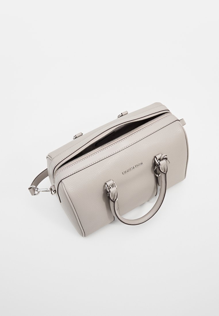 Sac à main en cuir grisonnant à texture granuleuse avec des poignées supérieures doubles et des accessoires en métal argenté. Fermeture éclair avec détail de logo à l'avant. Forme rectangulaire compacte.