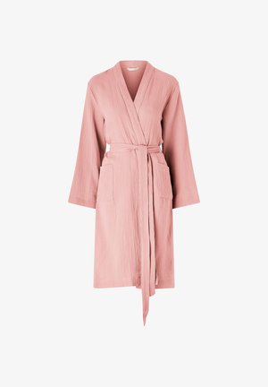 Blød lyserød tekstureret bomuldsbadekåbe med lange ærmer, to frontlommer og bælte til at binde i taljen.
