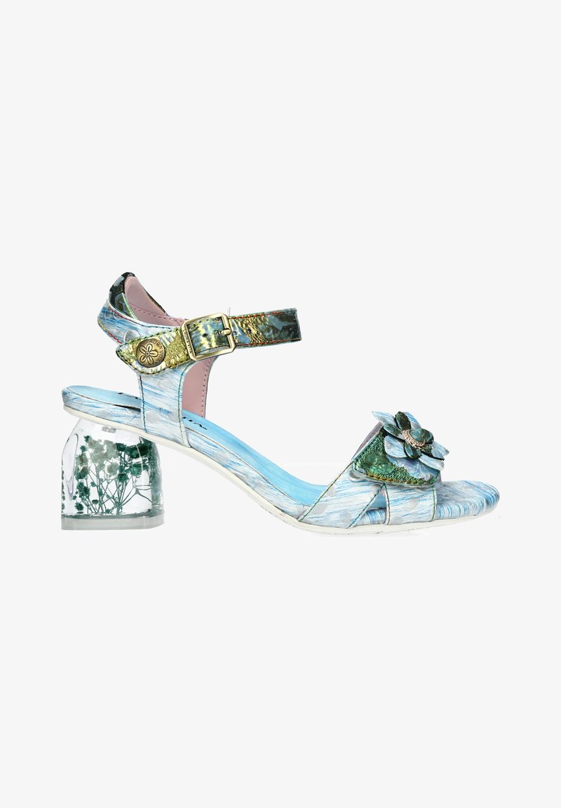 Sandale à bout ouvert pour femme avec motif floral bleu-vert, bride cheville avec boucle dorée, décoration florale et talon bloc transparent avec verdure intégrée.