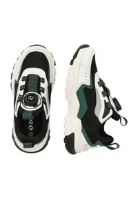 Schwarz-weiße Sneakers mit grünen Akzenten, Obermaterial aus Mesh, abgerundete Zehenpartie, gepolsterte Sohle und elastisches Schnürsystem mit Zugband.