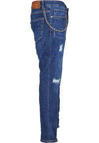 Blå denimjeans med slim fit, slitte detaljer med revne aksenter, kjedeaccessorie på siden og et skinnmerke på midjen.