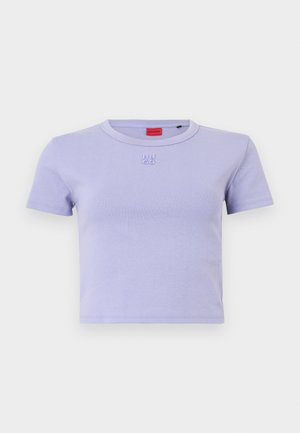 Lilla puuvillane T-särk ümmarguse kaelusega ja lühikeste varrukatega. Rinnal tikitud "HUGO" logo ja lühendatud disain.