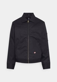 Svart zip-up jacka med spetsig krage, två framfickor, en liten logopatch nära fållen, och en ficka på vänster ärm.