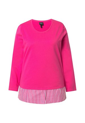 Světle růžové tričko s dlouhými rukávy, kulatým výstřihem a proužkovaným růžovo-bílým detailním lemem ve vrstvách.