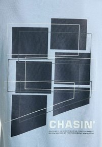 Abstrakt design med overlappende mørke firkanter og tynde rektangulære konturer over ordet "CHASIN'" og en tagline om udvikling og innovation.