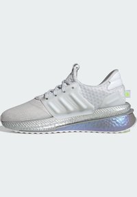 Jasnoszare buty sportowe z teksturowaną cholewką z dzianiny, odblaskową srebrną podeszwą i gumowymi akcentami. Posiada sznurówki i pętelkę z tyłu.