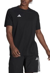 Maglietta atletica nera a girocollo realizzata in materiale leggero, con maniche corte e logo Adidas bianco sul lato sinistro del petto.