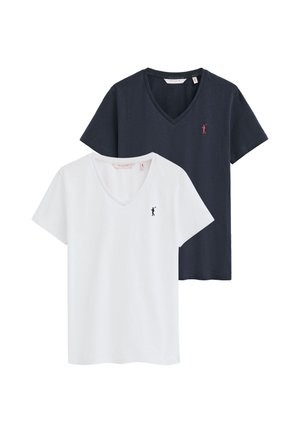 Dos camisetas de manga corta con cuello en V, una blanca con un logo de jugador de polo en negro, otra azul oscuro con un logo de jugador de polo en rojo, mostradas sobre fondo blanco.