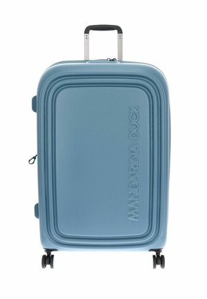 Valise rigide bleu clair avec poignée télescopique et quatre roues, debout avec le nom de marque en relief à l'avant.