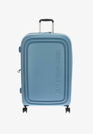 Valise rigide bleu clair avec poignée télescopique et quatre roues, debout avec le nom de marque en relief à l'avant.