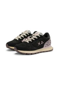 Sneaker nera con tomaia in suede testurizzato, dettagli rosa e tallone con stampa leopardata. Presenta lacci color crema e suola bianca a contrasto.