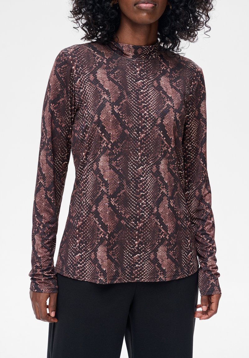 Brązowa bluzka z długim rękawem w wzór skóry węża, wykonana z elastycznego materiału. Posiada wysoki dekolt i dopasowany fason.