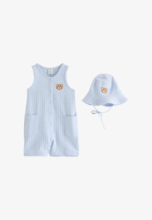 Lyseblå ærmeløs babyoveralls med frontlommer og knapper, kombineret med matchende solhat, begge med et lille teddybjørnsmærke.