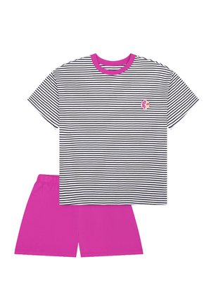 Gestreept zwart-wit t-shirt met een roze kraag, gecombineerd met effen roze shorts. Het t-shirt heeft een klein kleurrijk fruitlogo.