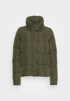 Veste rembourrée verte avec un col haut, fermeture à boutons à l'avant et deux poches latérales. Tissu lisse et brillant avec des sections matelassées.
