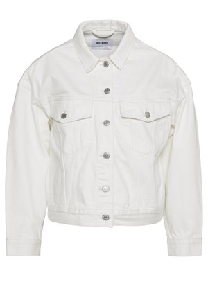 Valkoinen farkkutakki, jossa on etupainike, kaksi rintataskua, joissa on painikkeet, pitkät hihat ja klassinen kaulus.