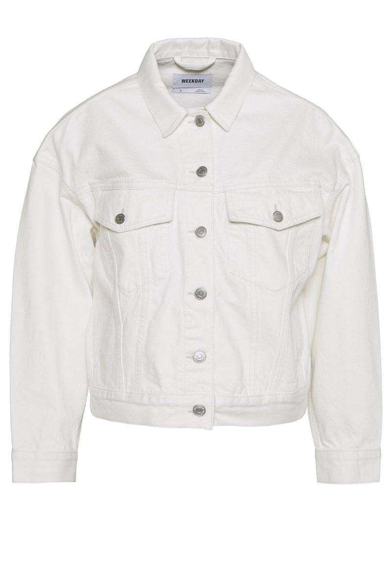 Witte spijkerjas met een sluiting met knopen aan de voorkant, twee borstzakken met klep en knopen, lange mouwen en een klassieke kraag.