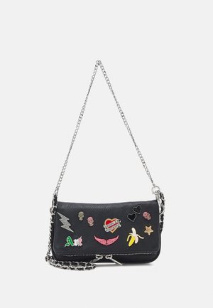 Schwarze Leder-Crossbody-Tasche mit silberner Kettenriemen, die verschiedene bunte Aufnäher zeigt, darunter Herzen, Blitze und eine Banane.