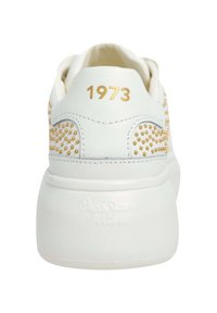 Hvite sneakers med gulldetaljer, strukturert overdel og nagledesign. Har "1973" og "Pepe Jeans London" branding på hælen.