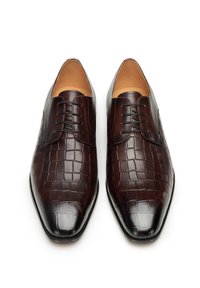 Tmavě hnědé kožené společenské boty s krokodýlím vzorem, špičatou špicí a šesti očky na tkaničky. Hladký povrch s světle hnědým vnitřkem.