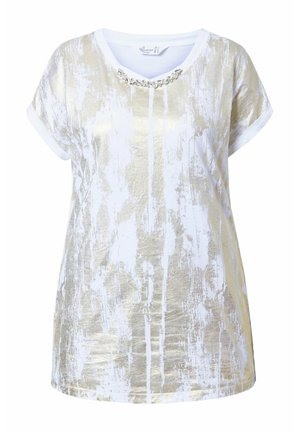 Weißes T-Shirt mit kurzen Ärmeln, versehen mit einem goldenen, metallischen abstrakten Muster und einem dekorativen Kettenakzent am Halsauschnitt. Weiche, glatte Textur.
