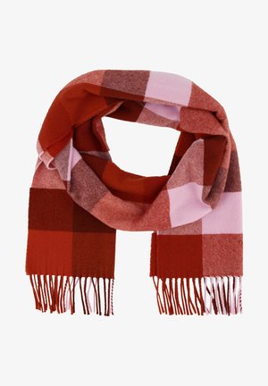 Écharpe à carreaux rouges et roses avec des extrémités frangées, pliée en boucle, présentée sur un fond blanc.